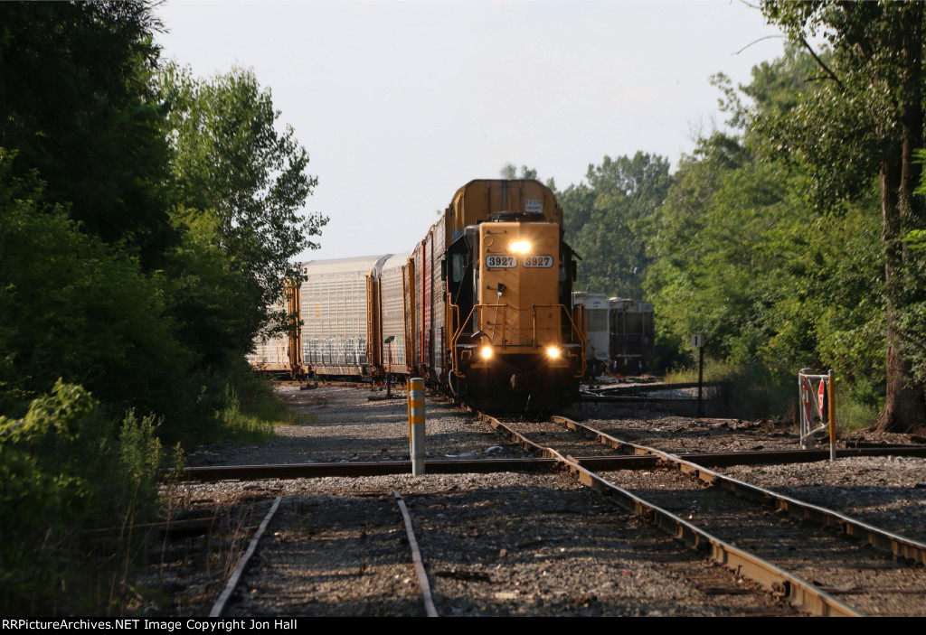 While switching the auto ramp, 3927 pulls down toward Manhattan Junction